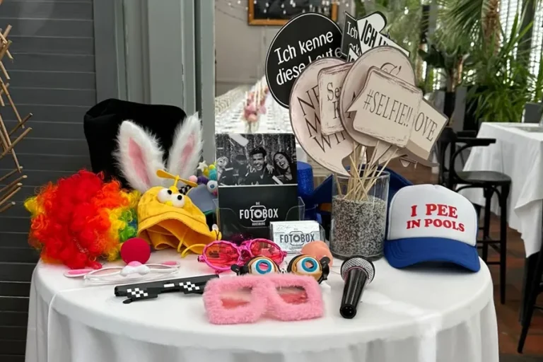 Fotobox-Accessoires – Hüte, Brillen und Kopfbedeckungen Lustige Fotobox-Accessoires wie Hüte, Brillen und Kopfbedeckungen, perfekt für kreative und spaßige Fotos auf Events.