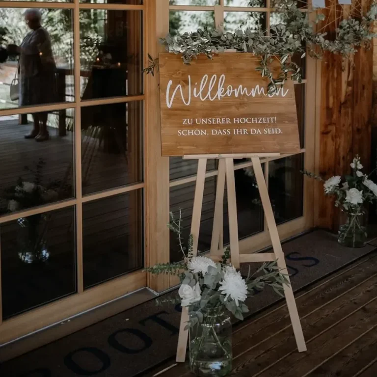 Willkommen zu unserer Hochzeit Ein stilvolles Willkommensschild aus Holz, das eure Gäste charmant begrüßt. Perfekt präsentiert auf einer eleganten Holzstaffelei.