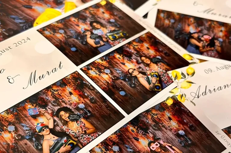 Ausgedruckte Fotobox-Bilder mit kreativem Hochzeitslayout Ausgedruckte Fotobox-Bilder mit individuellem Hochzeitslayout und lächelnden Gästen, perfekte Erinnerung für besondere Events.