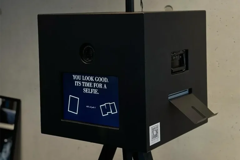 Fotobox mit Touchscreen und Fotoausdruck-Auswurf Fotobox mit sichtbarem Touchscreen und Fotoausdruck-Auswurf, ideal für interaktive Nutzung und Sofortdruck auf Events.