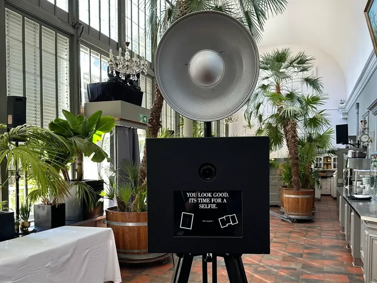 Schwarze Fotobox im Palmenhaus – Pasing Schloss Nymphenburg Schwarze Fotobox mit Blitzlicht im Palmenhaus, Pasing Schloss Nymphenburg, ideal für Hochzeiten und Firmenfeiern