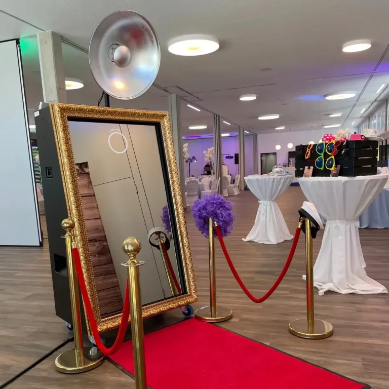 Exklusiver Fotospiegel mit goldenem Barockrahmen, rotem Teppich & VIP-Absperrung für Events Fotospiegel mit goldenem Barockrahmen, rotem Teppich und VIP-Absperrung – exklusive Fotobox-Alternative für Events.